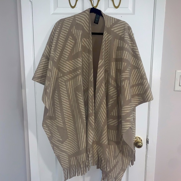 Geometric Print Poncho - Picture 2 of 4